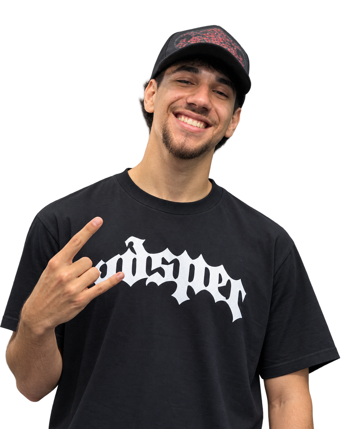 Retrato conceptual de Davell sonriendo con gorra y camiseta negras